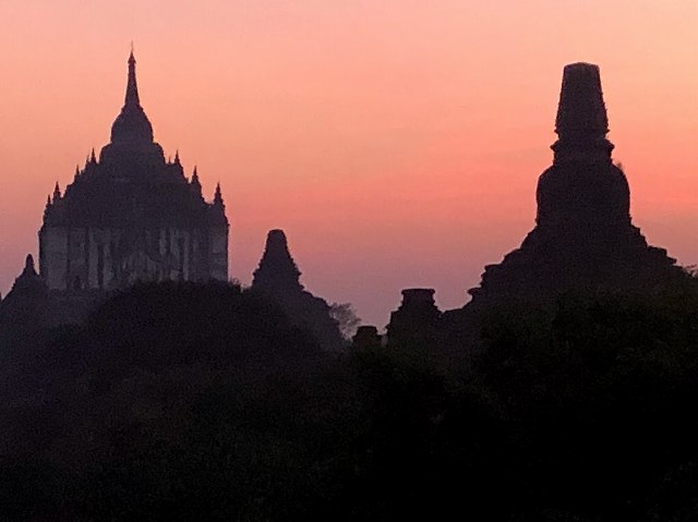 無名寺院からの日の出（撮影：生方正）