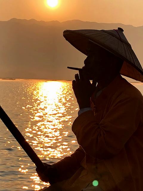 タバコをくゆらすインダー族漁師（撮影：生方正）