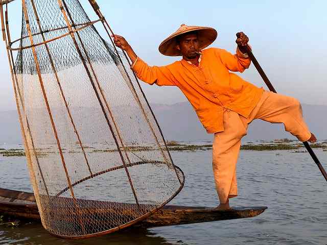 足でオールを操つる漁師（撮影：生方正）