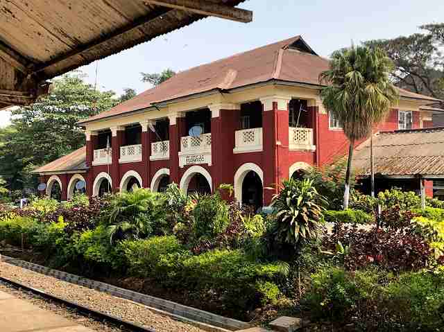 ヤンゴン環状線の駅舎は赤色（撮影：生方正）