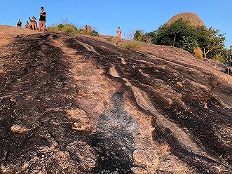 ピドゥランガラロック頂上は傾斜のついた1枚岩（撮影：生方正）