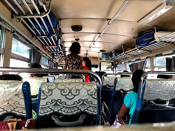 スリランカの長距離バス車内（撮影：生方正）