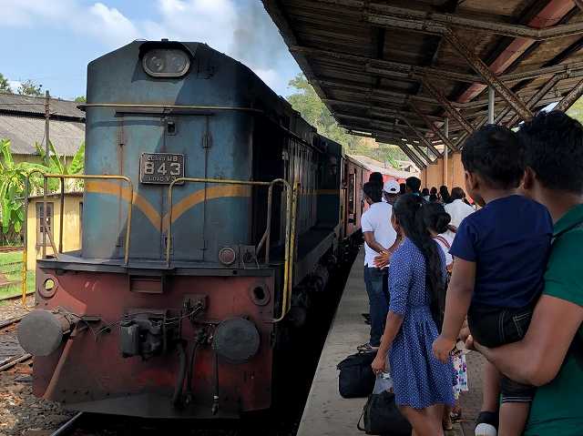 レトロ過ぎるスリランカ鉄道のディーゼル車（撮影：生方正）