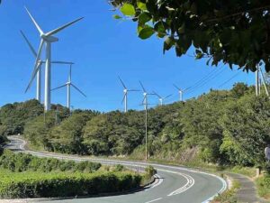 佐田岬半島に建ち並ぶ風車（撮影：生方正）