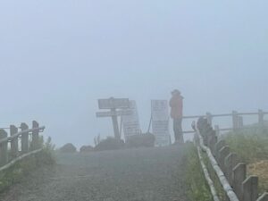 霧に包まれた山頂付近（撮影：生方正）