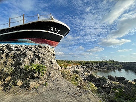 ウジジ浜公園「カナダ帆船リージＣトゥループ号救助の碑」（撮影：生方正）