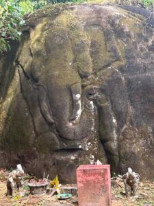 巨大な岩に彫られた象（撮影：生方正）