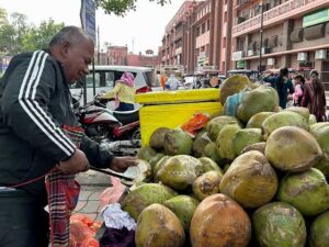 強面のココナッツ売り（撮影：生方正）