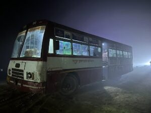 霧に包まれる休憩中のバス