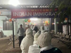 インド・イミグレーションに並ぶ団体旅行者